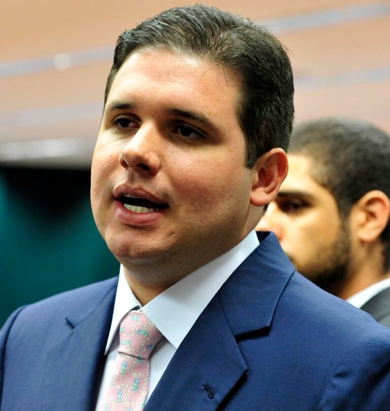 Hugo Motta de terno azul fala na Câmara dos Deputados.