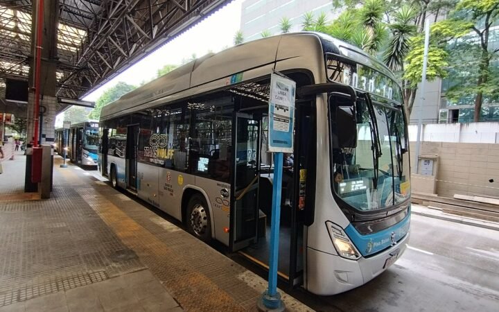 Ônibus elétrico da linha Unisa Campus I–Terminal Santo Amaro em São Paulo