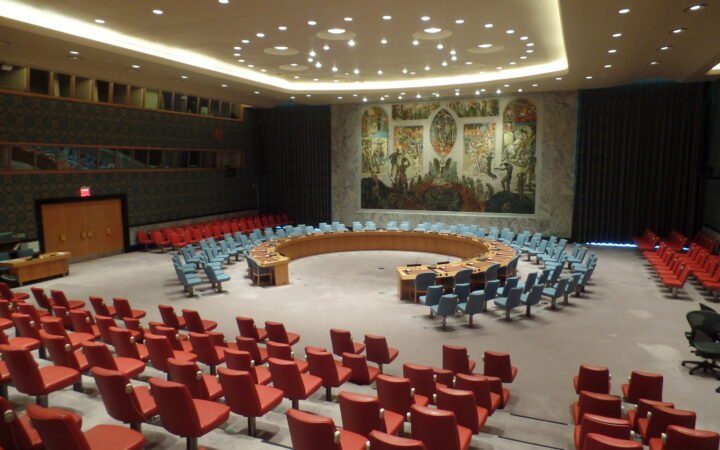 Sala do Conselho de Segurança da ONU em Nova York, com mesa circular e cadeiras vazias