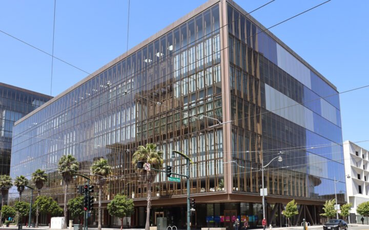 Edifício de escritórios envidraçado na esquina da Third Street em São Francisco