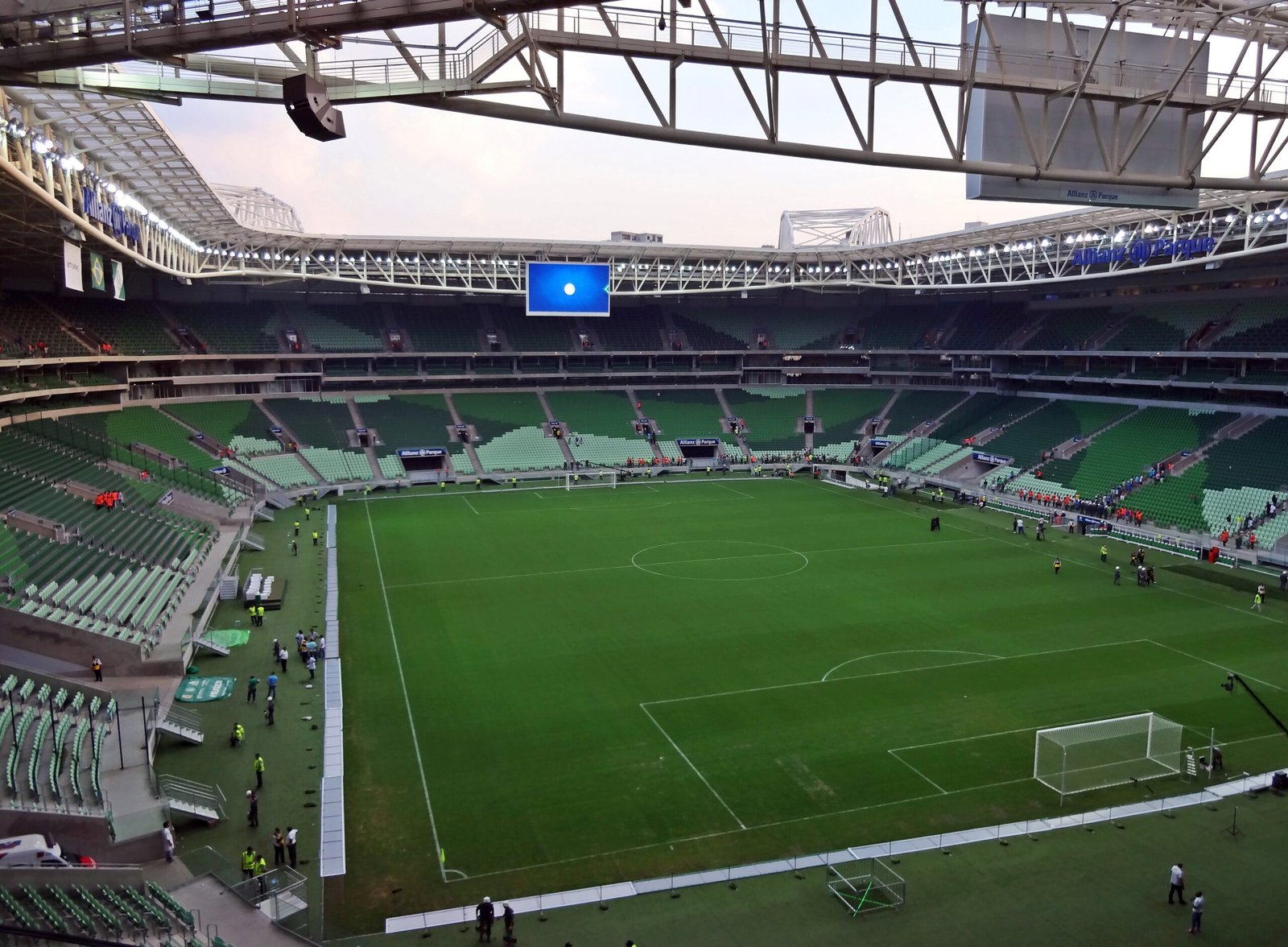Vista interna da arena do Palmeiras, com gramado e arquibancadas verdes, em 2015