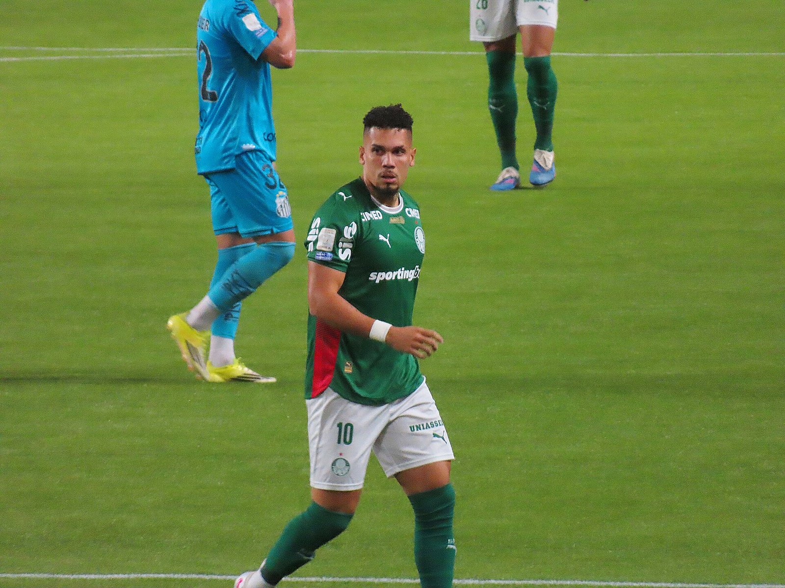 Paulinho com uniforme verde do Palmeiras em campo contra o Santos, em fotografia de maio de 2026.
