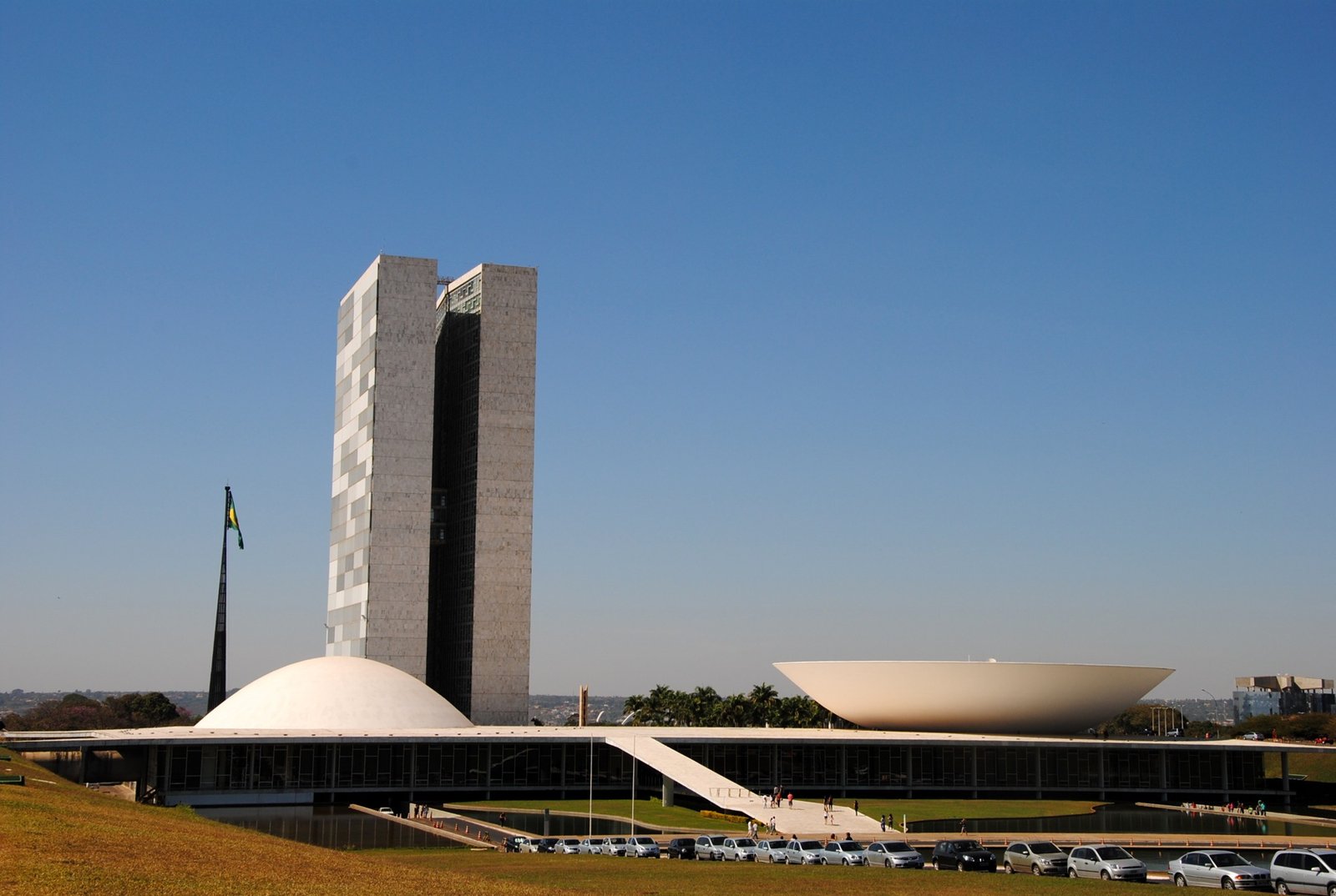 Edifício do Congresso Nacional, com as torres e cúpulas, em Brasília.