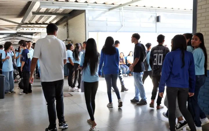 Estudantes no corredor da escola CED 619 de Samambaia, no Distrito Federal.