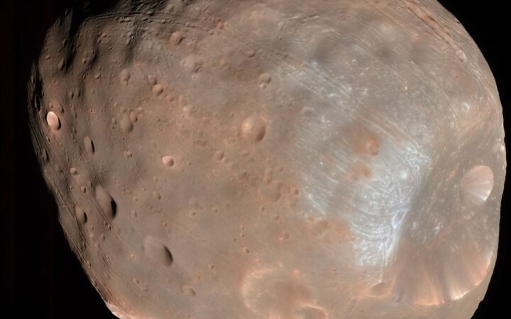 Phobos fotografada pela sonda Mars Reconnaissance Orbiter em 23 de março de 2008. Imagem de arquivo.