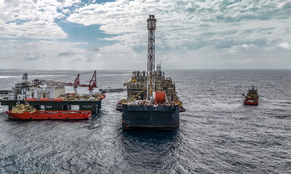 Vista aérea da plataforma de petróleo P-67 e de embarcações de apoio na Bacia de Santos.