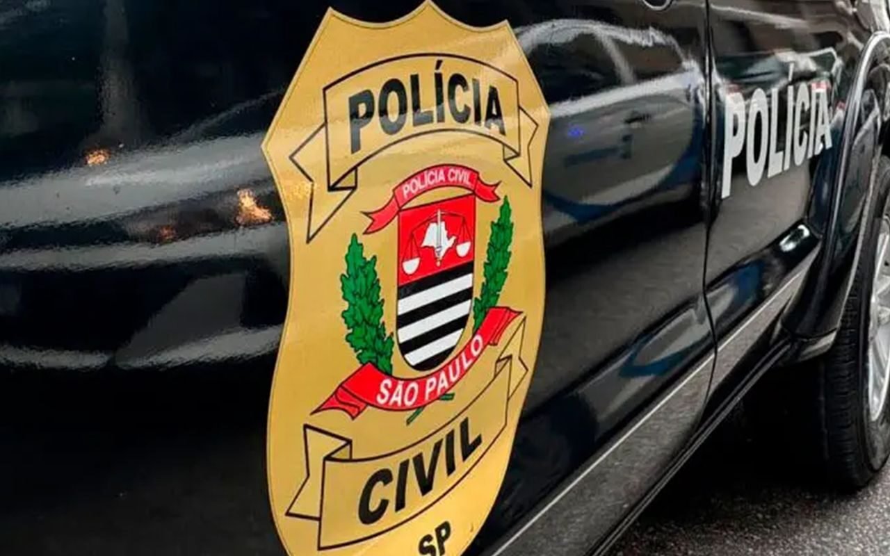 Viatura da Polícia Civil de São Paulo, com o brasão da instituição na porta.