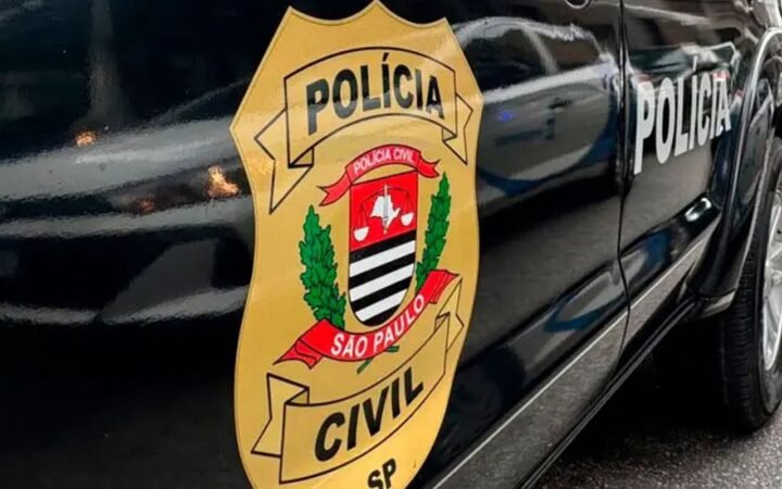 Viatura da Polícia Civil de São Paulo, com o brasão da instituição na porta.