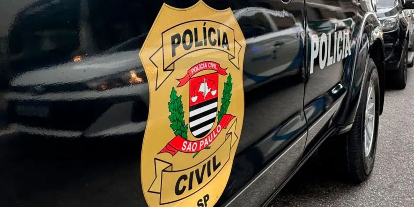 Viatura da Polícia Civil de São Paulo, com o brasão da instituição na porta.