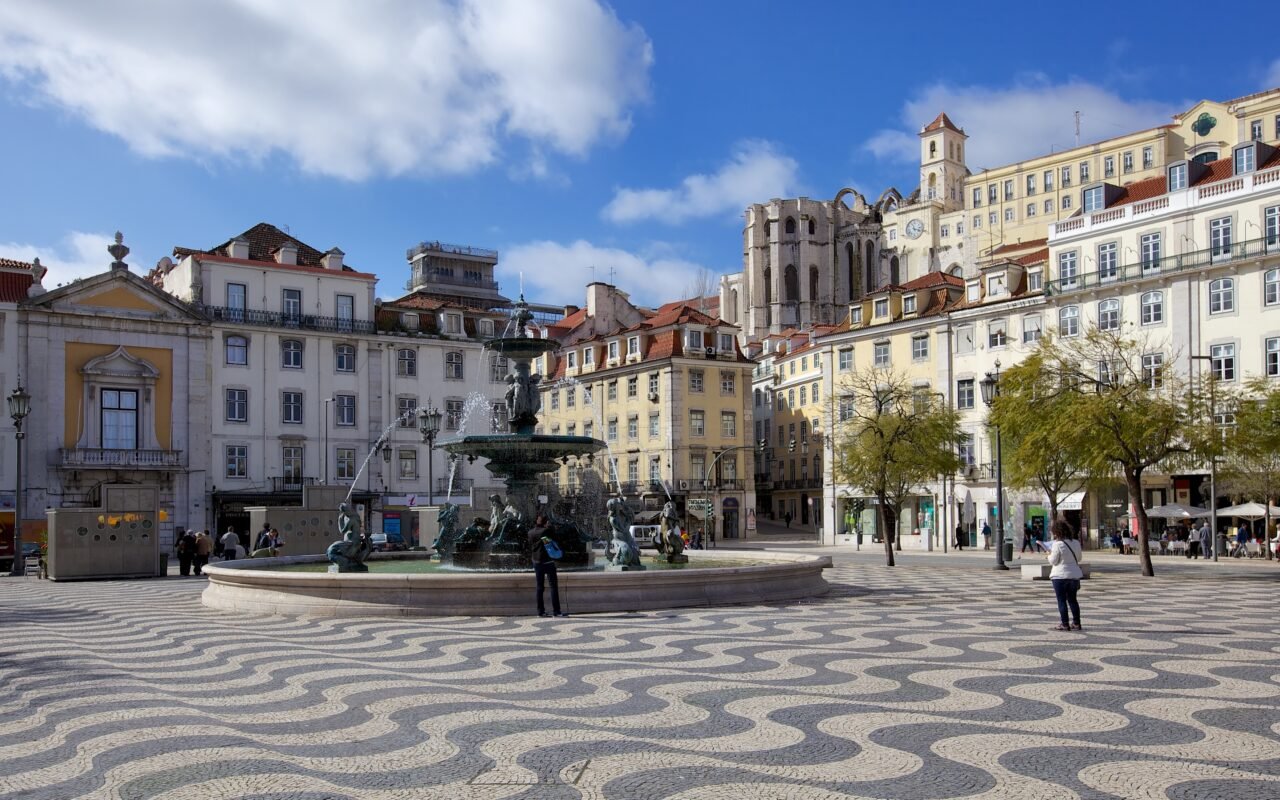 Fonte e edifícios históricos da Praça do Rossio, em Lisboa.