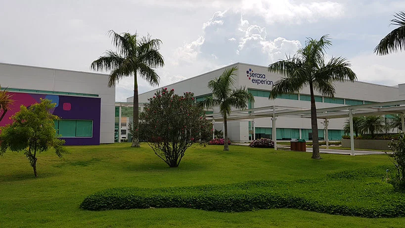 Escritório da Serasa Experian em São Carlos com jardim e palmeiras
