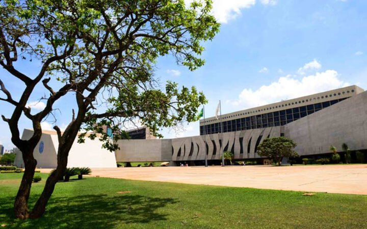 Fachada do Superior Tribunal de Justiça em Brasília, vista a partir do jardim.