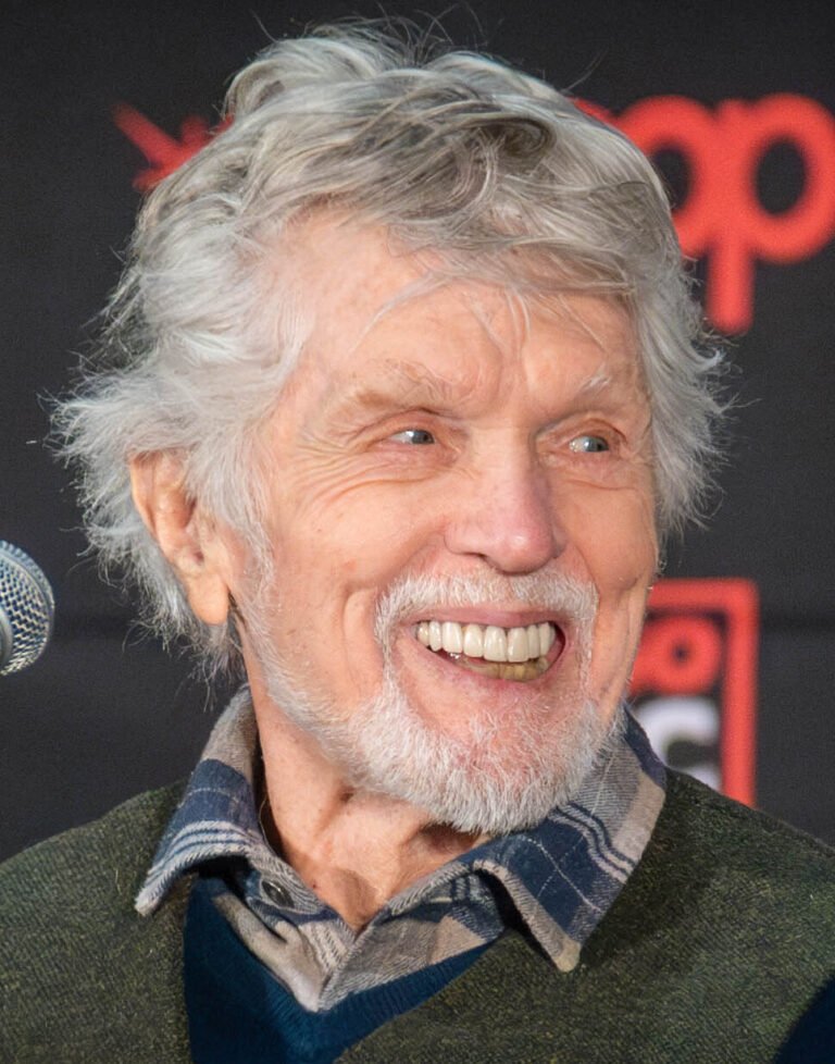 Tom Skerritt sorri em evento em Chicago, em fotografia de arquivo de abril de 2024.