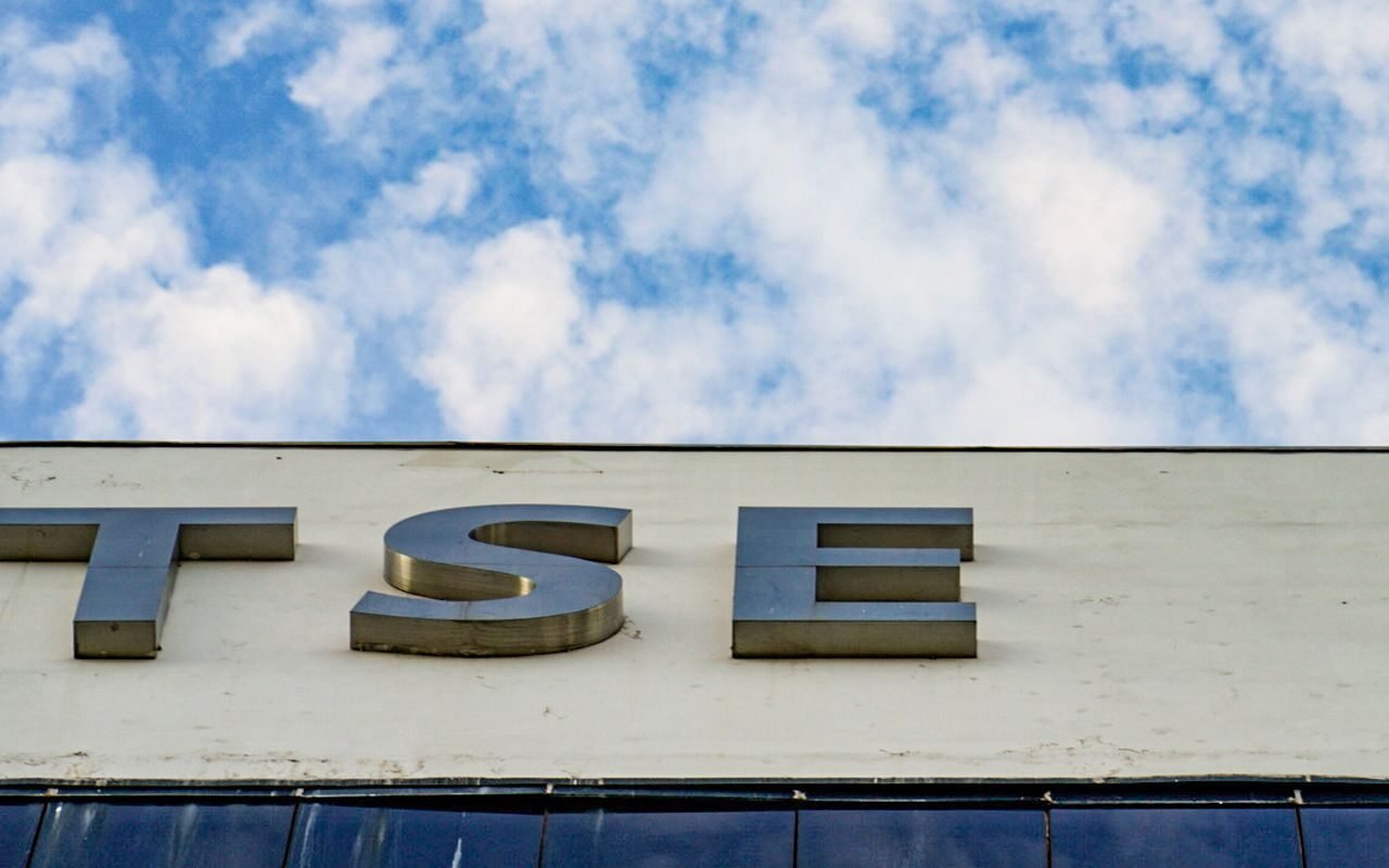 Fachada do TSE em Brasília, com a sigla do tribunal sob o céu.