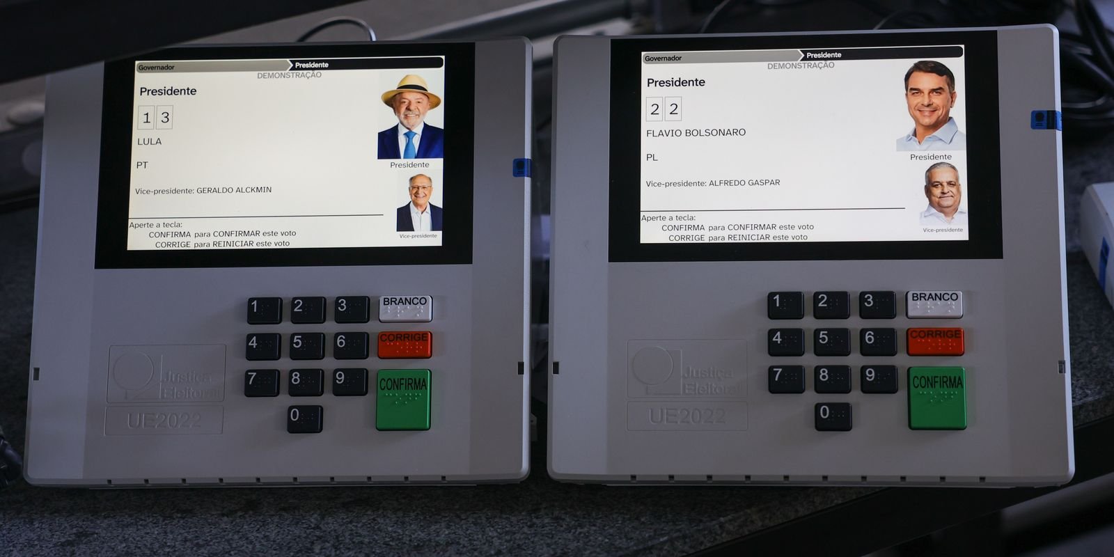 Duas urnas eletrônicas durante preparação e demonstração pelo TRE no Distrito Federal.