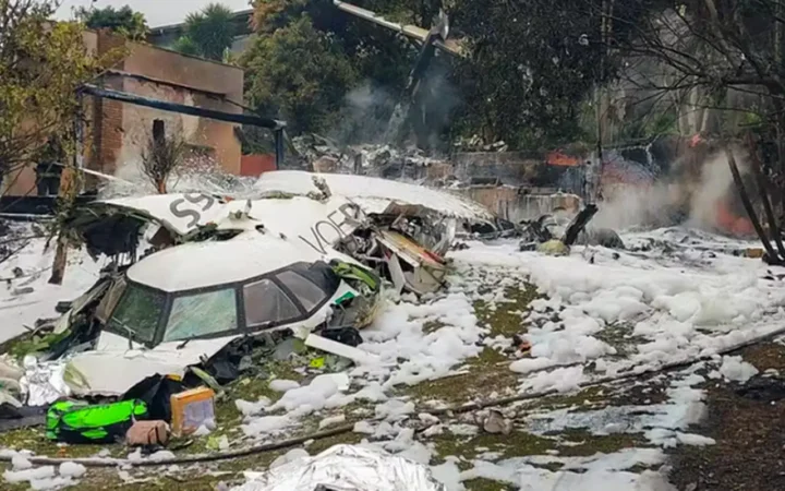 Destroços do avião da Voepass após o acidente em Vinhedo em agosto de 2024