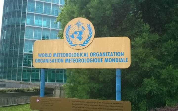 Placa da Organização Meteorológica Mundial diante de sua sede em Genebra