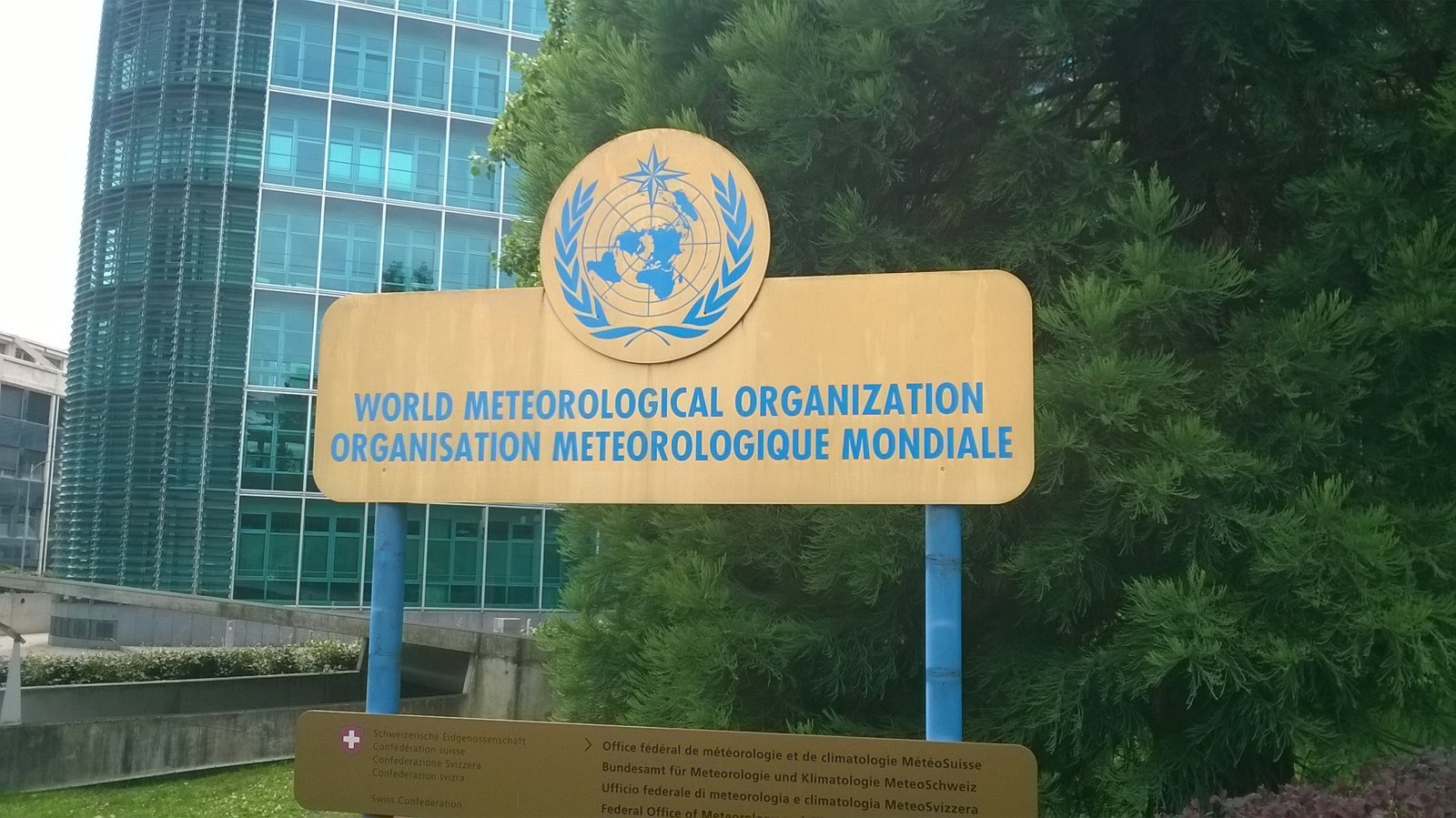 Placa da Organização Meteorológica Mundial diante da sede em Genebra